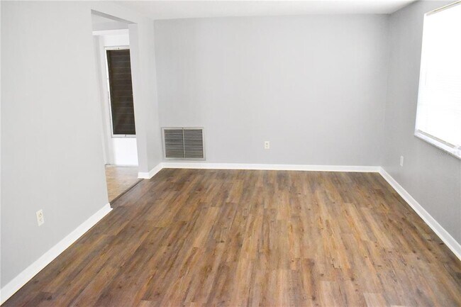 Building Photo - 7435 Hollyridge Dr