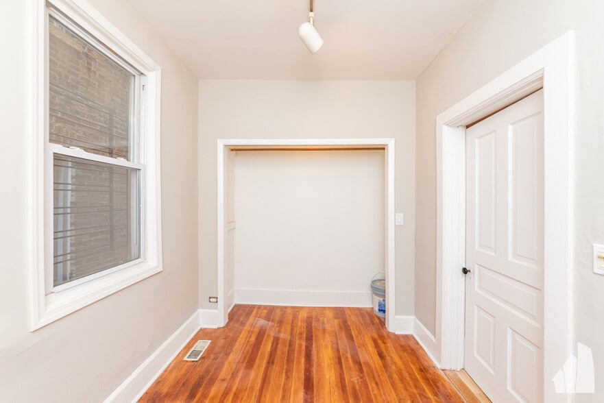 Building Photo - 2334 N Southport Ave