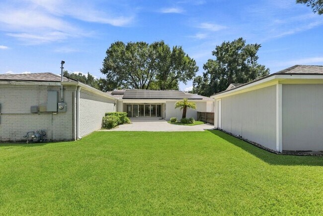 Building Photo - 5522 Dumfries Dr