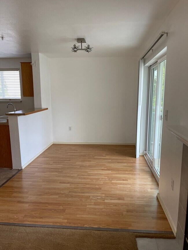 Building Photo - Exceptional, Top-Floor, Corner Renton Cond...