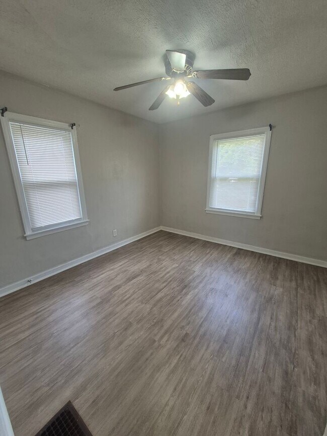 Building Photo - 622 Crestmore Ave