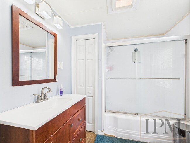 Building Photo - Available Now - Spacious 3-bedroom Home Lo...