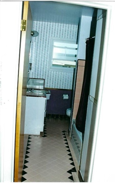 Building Photo - 2800 Roosevelt Ave