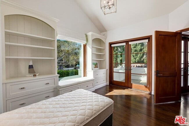 Building Photo - 2134 La Mesa Dr