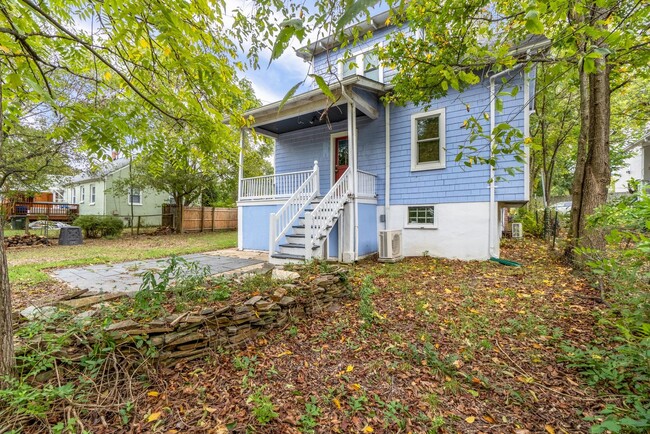 Building Photo - Wonderful Craftsman Bungalow