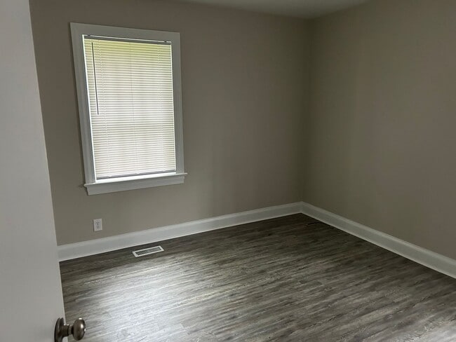 Building Photo - 3 bedroom, two bath home for rent