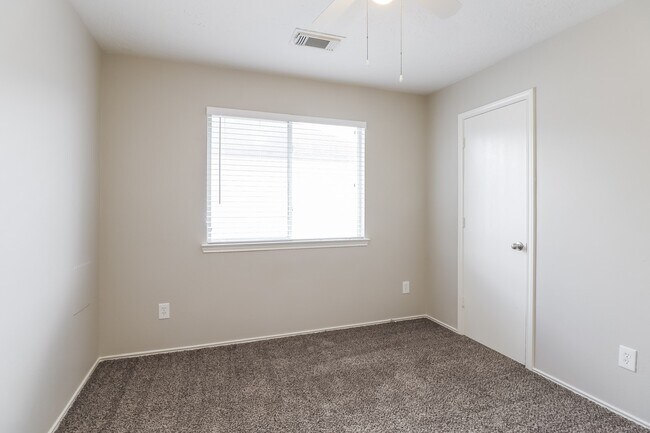 Building Photo - 21818 Hemlock Park Dr