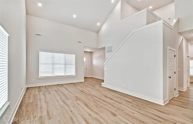 Building Photo - 952 Pinnacle St