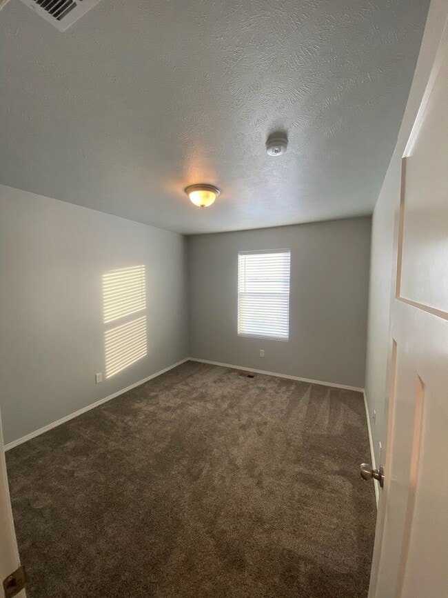 Building Photo - $2,300 - 3 Bed / 2 Bath Beautiful Home with Fully Fenced Yard in Airway Heights