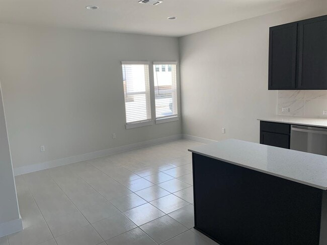Building Photo - 8601 Looksee Ln