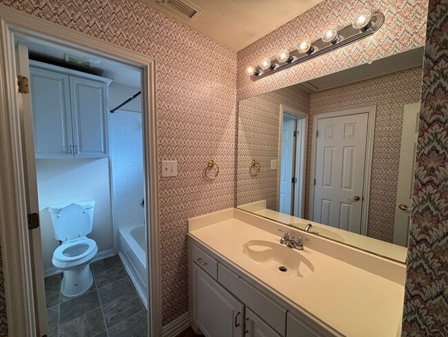 Building Photo - Beautiful 4BR 3.5BA Home w/ 3 Car Garage • Patio & Yard • 3 living areas in Grapevine