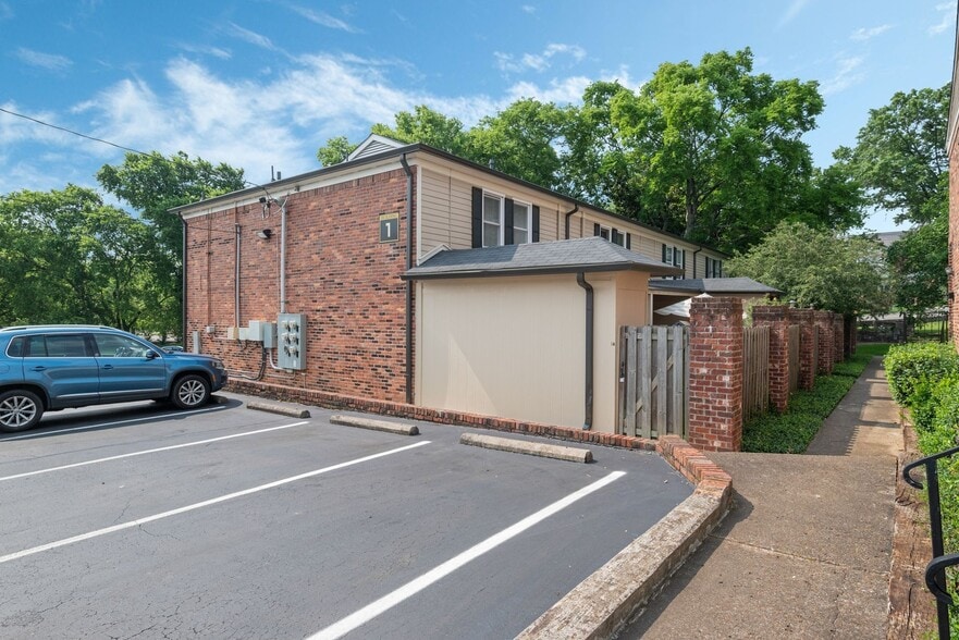 Building Photo - 5025 Hillsboro Pike