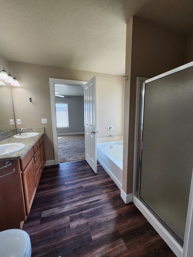 Building Photo - Single Story Home w/Huge Fenced Backyard!