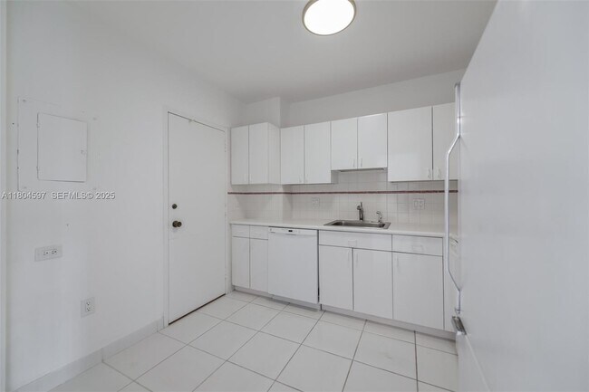 Building Photo - 1980 S Ocean Dr