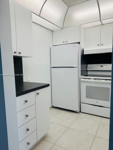 Building Photo - 2425 NE 135th St