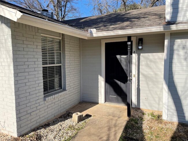 Building Photo - 8004 Clydesdale Dr