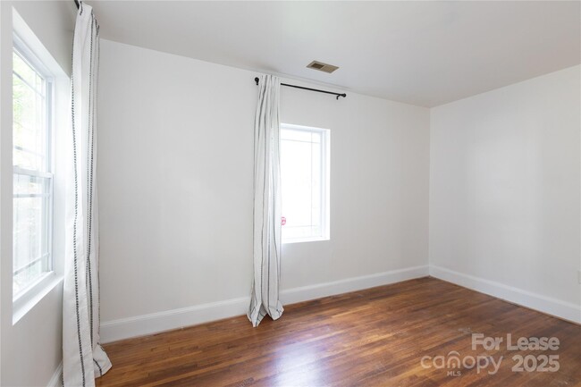 Building Photo - 3440 Oakwood Ave