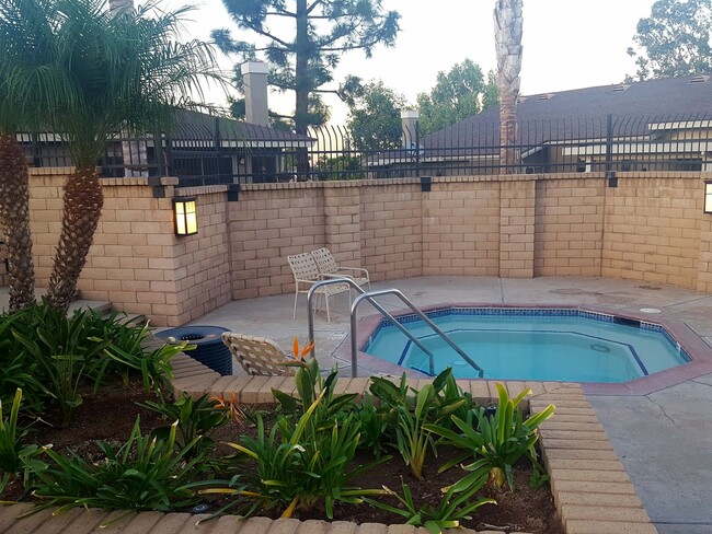 Building Photo - Upgraded Single Story 2bd, 1.5 ba, in Corona