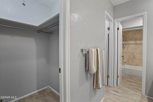 Building Photo - 6201 Escondido Dr