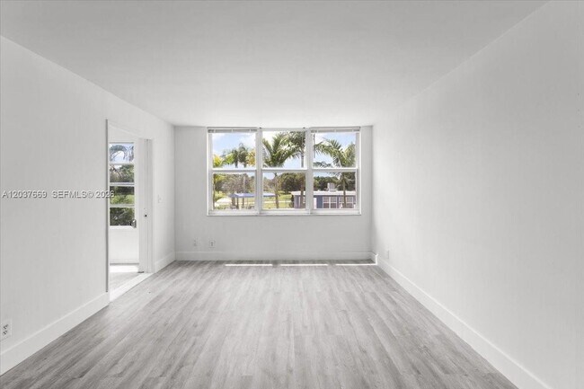 Building Photo - 9441 Evergreen Pl