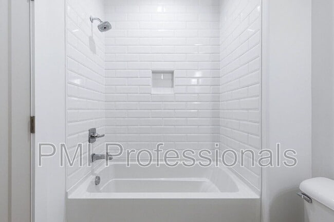 Building Photo - 227 S Bilbro Ave