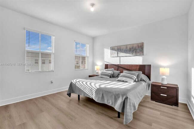 Building Photo - 142 SW 170th Ave