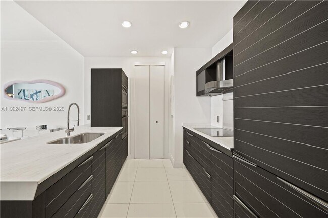 Building Photo - 200 Biscayne Blvd Way