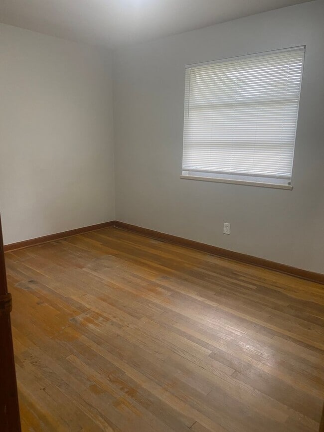 Building Photo - 3 bed 2 bath
