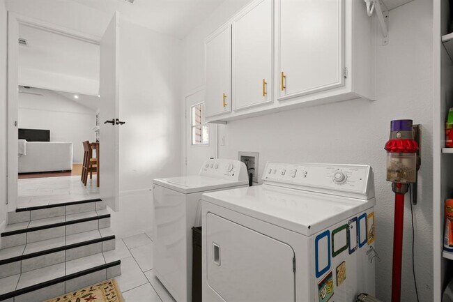 Building Photo - 12101 Carmel Park Ln