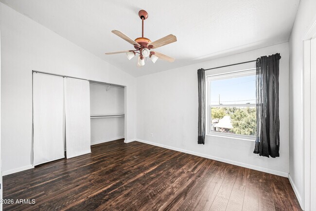 Building Photo - 5146 E Oak St