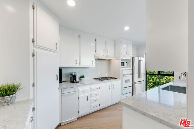 Building Photo - 6502 Dume Dr