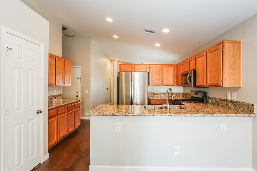 Building Photo - 9008 Crooked Shell Ave