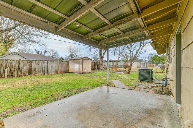 Building Photo - 5855 Beldart St