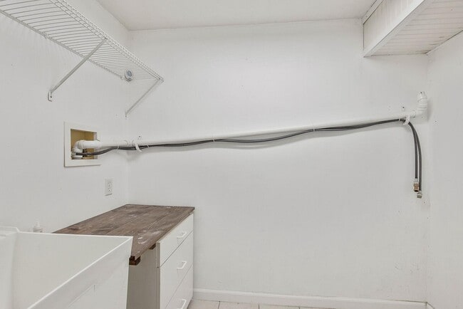 Building Photo - 4489 Pompey Center Rd