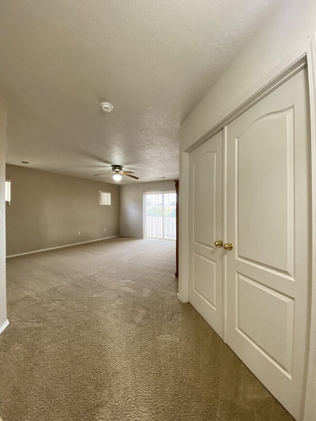 Building Photo - Large 5BR/2Story w/Balcony - Northern Meadows