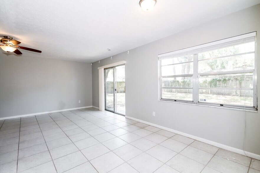 Building Photo - 3222 Las Brisas Dr