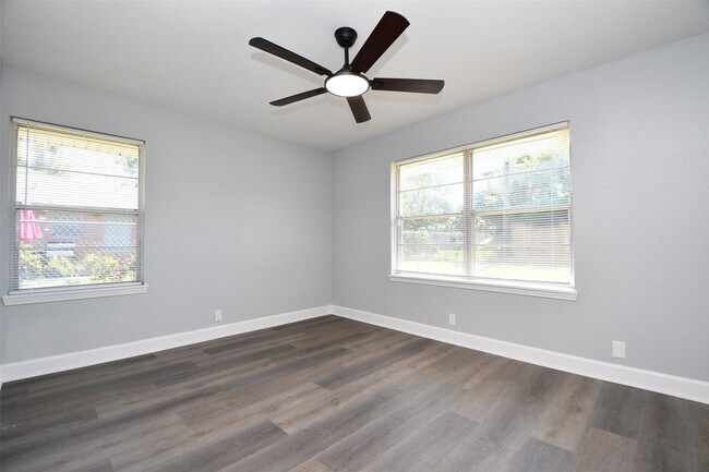 Building Photo - 5429 De Lange Ln