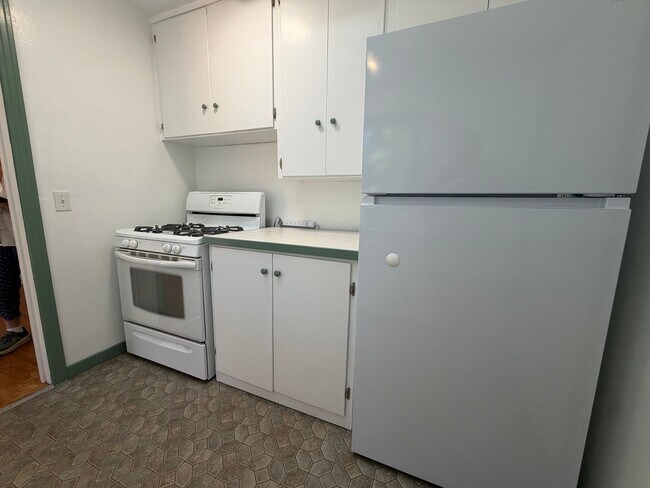 Building Photo - Cute home on large lot