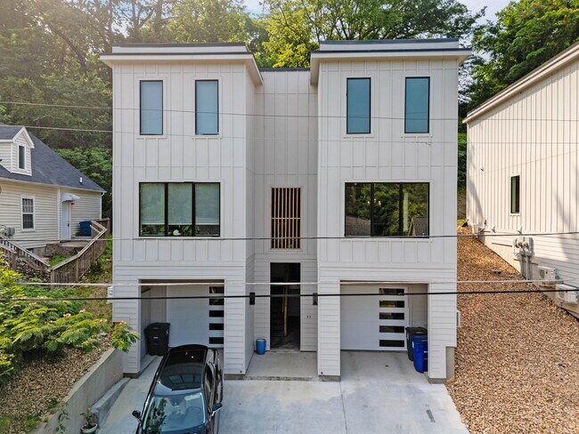 Building Photo - 402 Thompson St