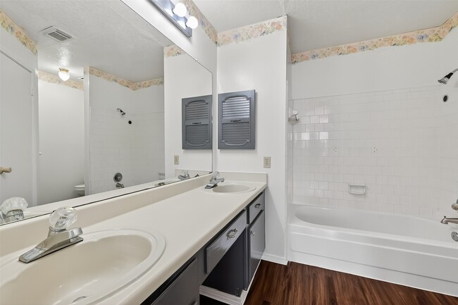 Building Photo - 9131 Goodmeadow Dr