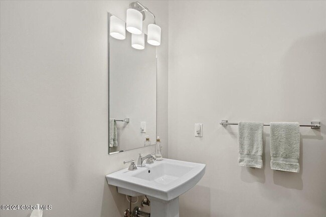 Building Photo - 64 North Ln