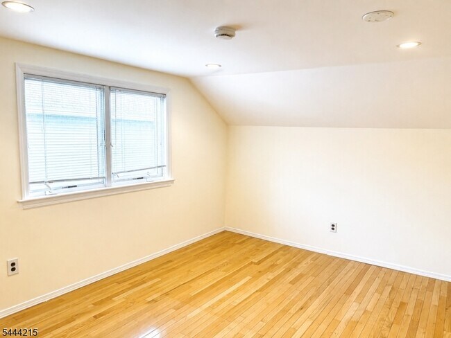 Building Photo - 32 Pawnee Ave