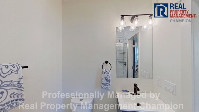 Building Photo - Freshly Renovated Minutes to downtown Wilmington dining, with off-street parking