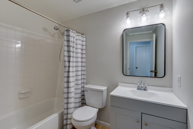 UL Bathroom - 5471 Braddock Ridge Dr