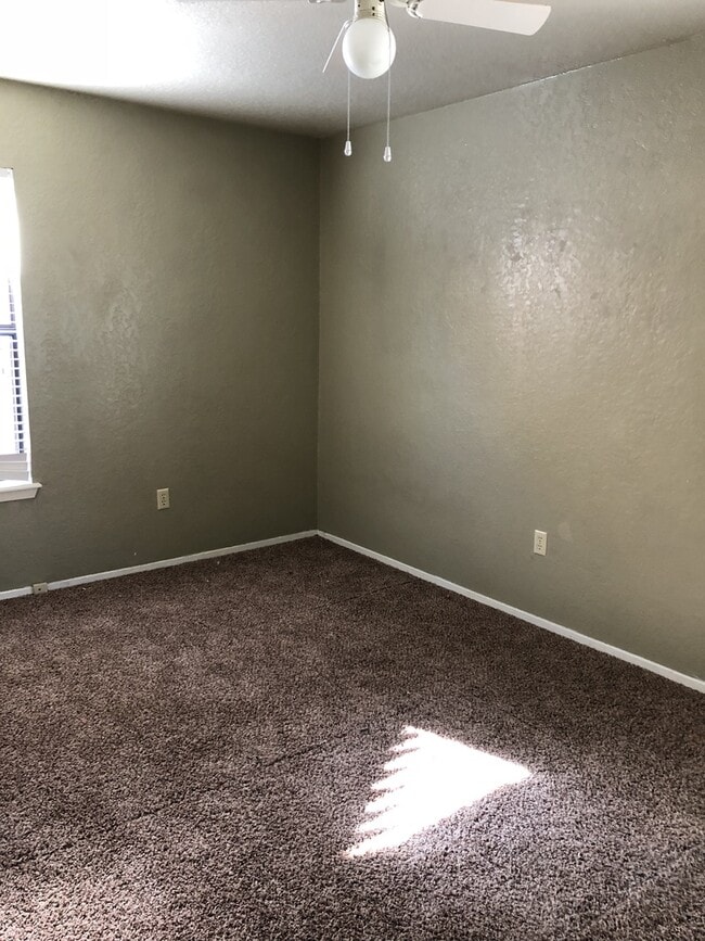 Building Photo - Three Bedroom Two Bath Home for Lease - Me...