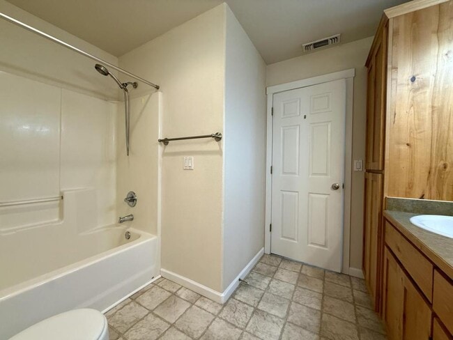 Building Photo - 2149 NW Tara Ln