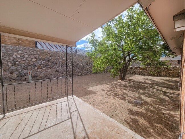 Building Photo - 7716 Iroquois Dr