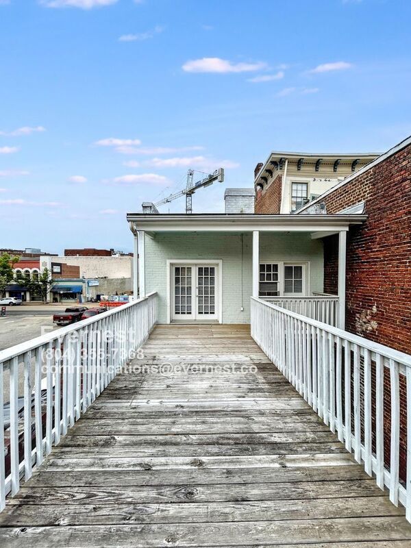 Building Photo - 11 E Grace St