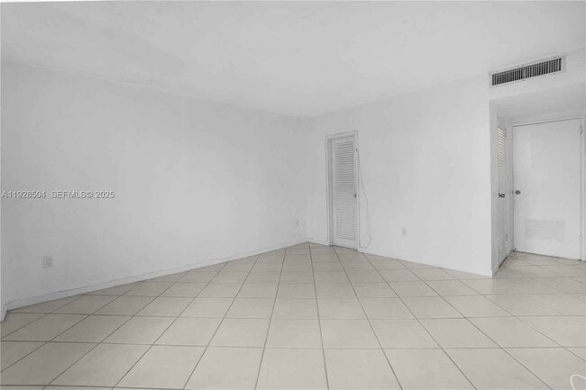 Building Photo - 10350 W Bay Harbor Dr