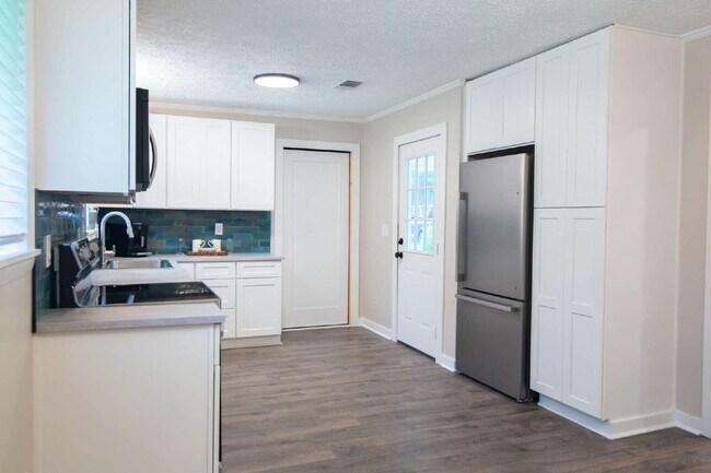 Building Photo - Charming Remodeled 3-Bed/1-Bath Home on 1 Acre — Ideal for Grad Students, Pros, or Game-Day Retre...